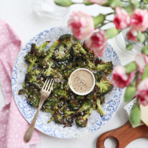 Ugnsrostad broccoli med tahinidipp